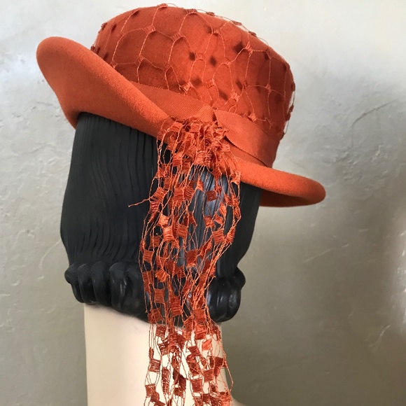 JAUNTY 1950\'s BURNT ORANGE FELT \'EQUESTRIAN\' HAT WITH FEATHER WINGS & JEWEL TRIM main image 13